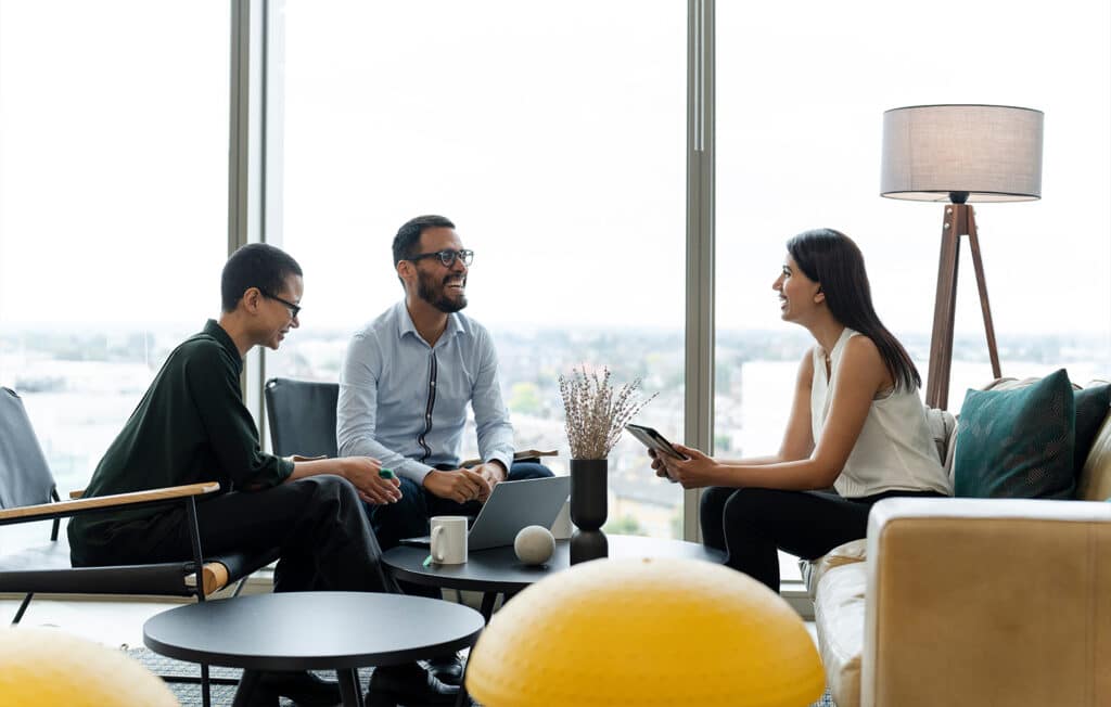 Een onderneming wat een team overleg heeft in een vergaderruimte van een business center