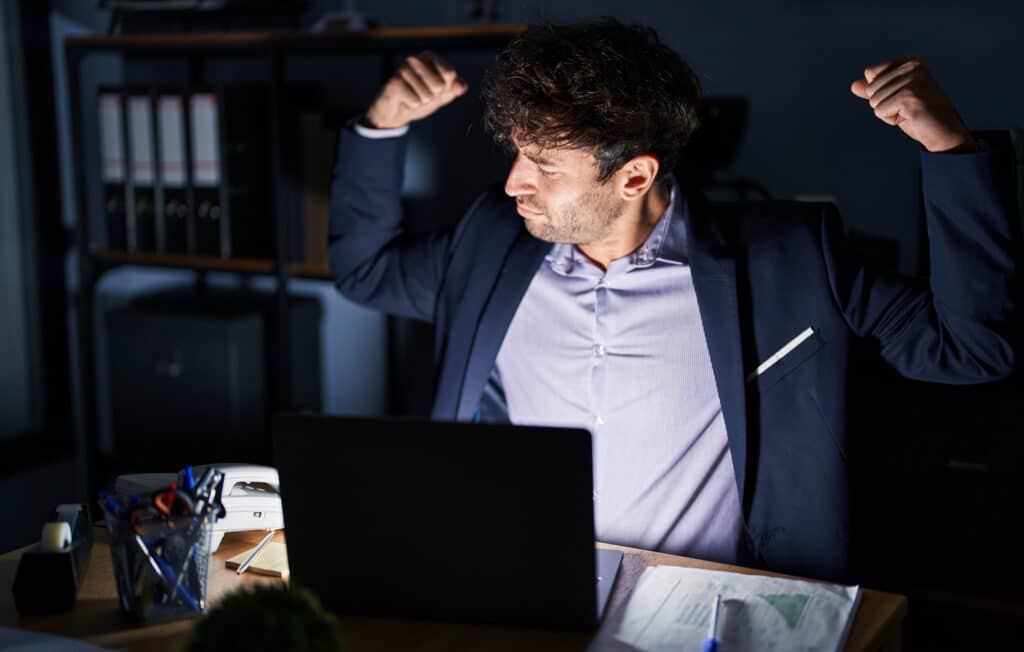Accountmanager die blij is met het resultaat wat hij heeft behaalt.