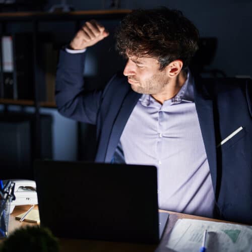 Accountmanager die blij is met het resultaat wat hij heeft behaalt.