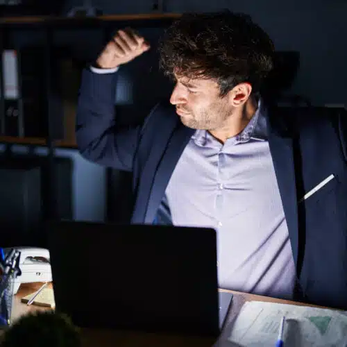 Accountmanager die blij is met het resultaat wat hij heeft behaalt.