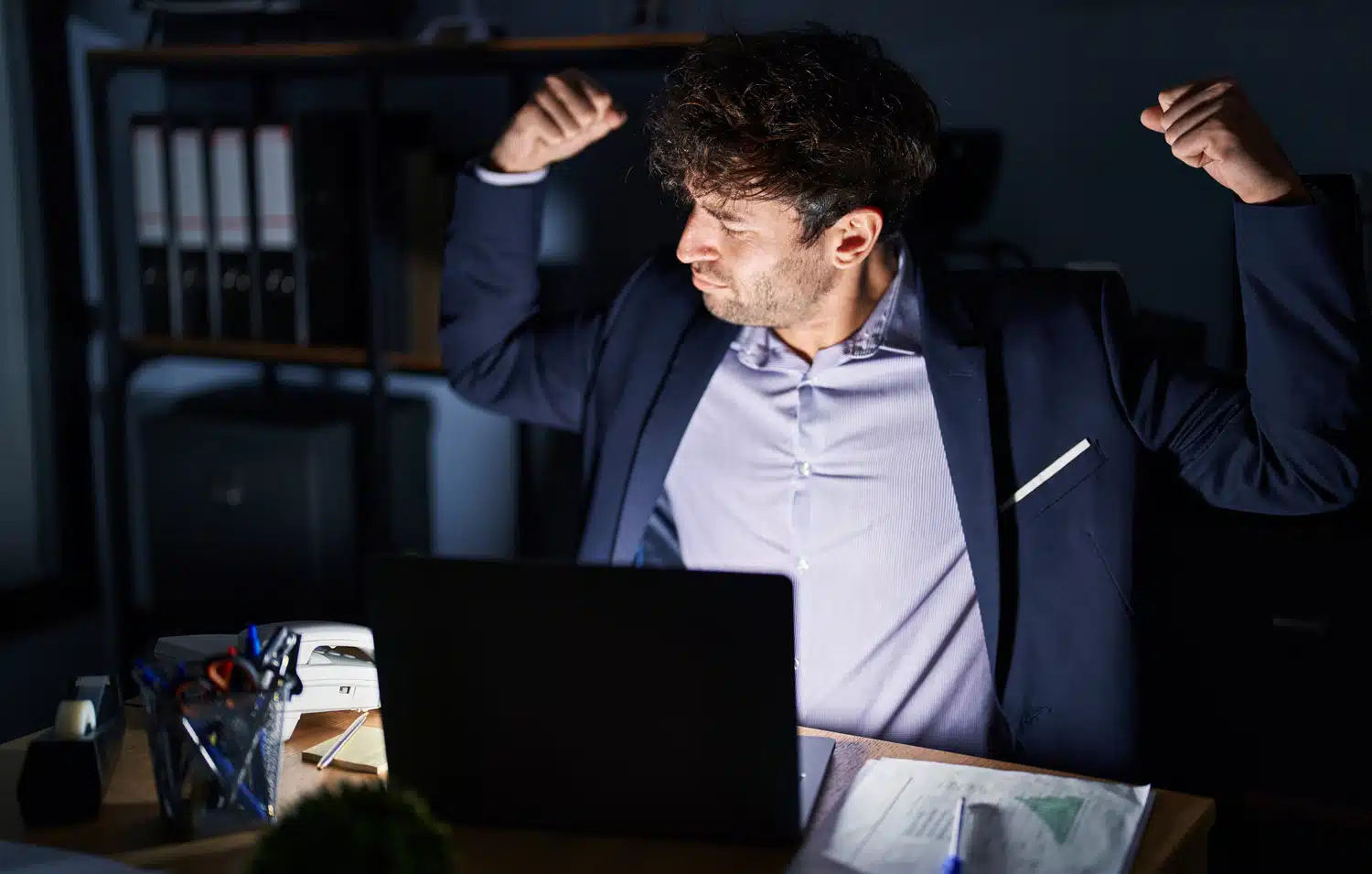 Accountmanager die blij is met het resultaat wat hij heeft behaalt.