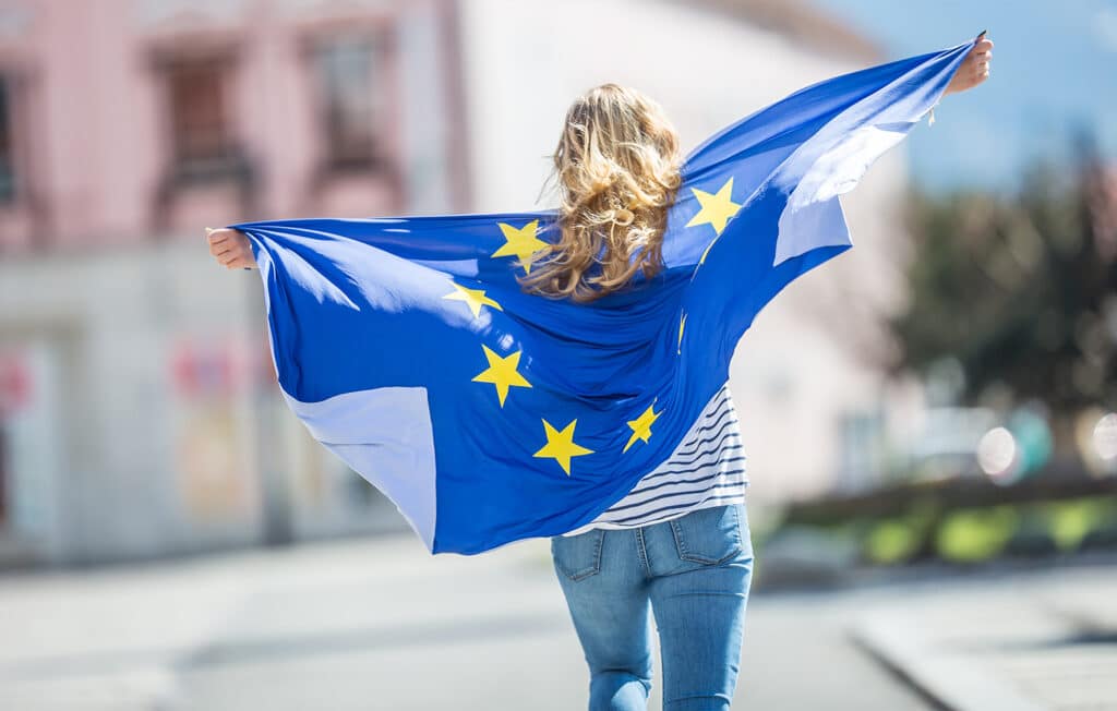 Vrouw met de Europese vlag