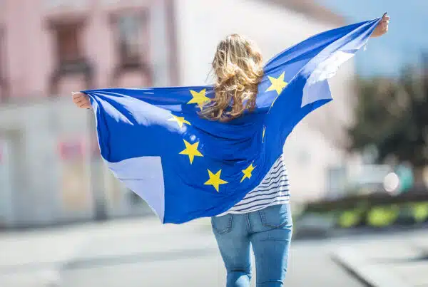 Vrouw met de Europese vlag