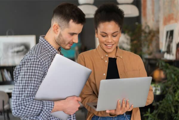 Twee ondernemers kijken naar een vestiging adres voor hun onderneming in Duitsland