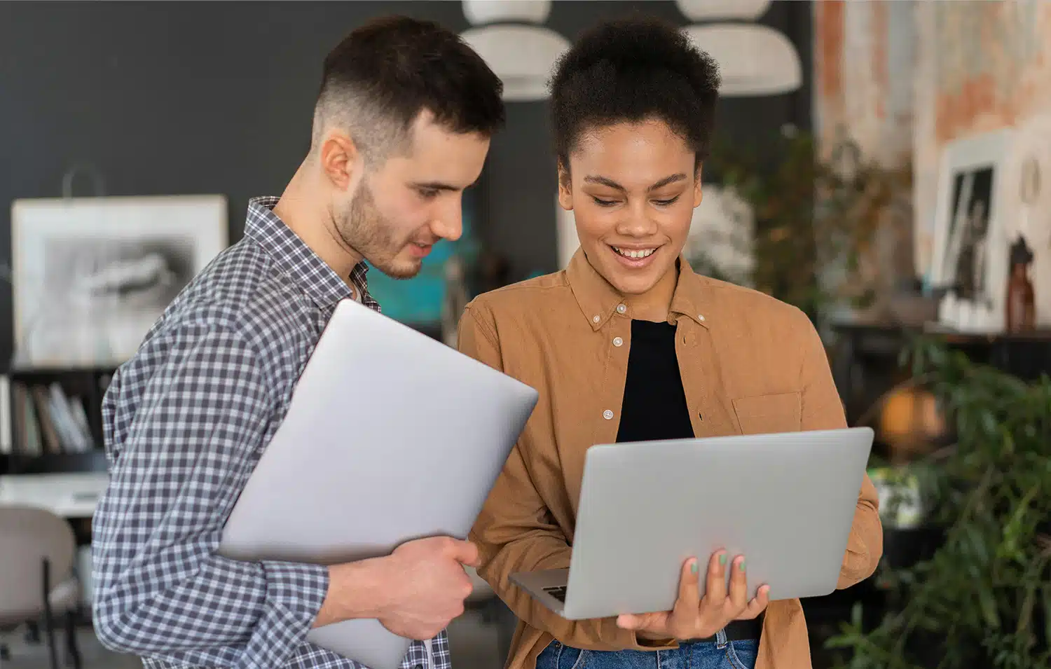 Twee ondernemers kijken naar een vestiging adres voor hun onderneming in Duitsland