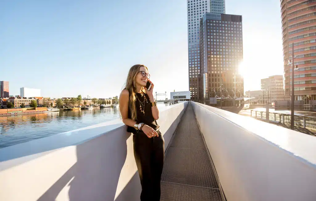 Een ondernemende vrouw die in Amsterdam een telefoongesprek voert.