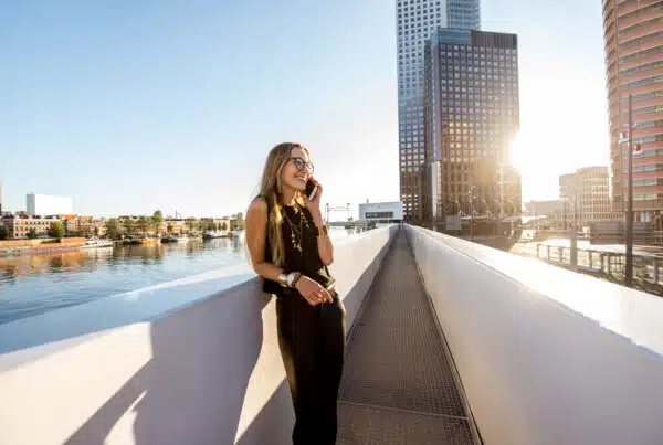 Een ondernemende vrouw die in Amsterdam een telefoongesprek voert.