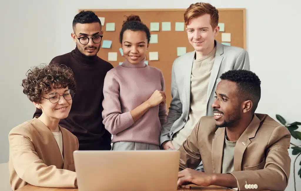 Ondernemers die samen kijken naar het nieuw gepresenteerde coalitieakkoord