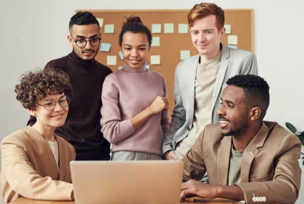 Ondernemers die samen kijken naar het nieuw gepresenteerde coalitieakkoord