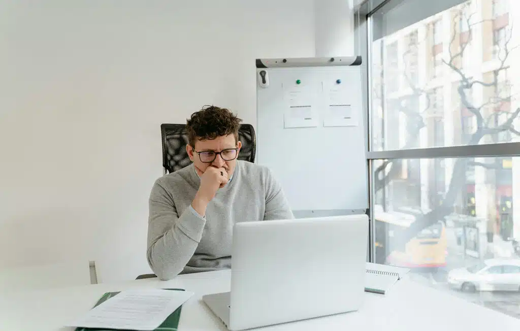 Een onderen die aan het ondernemen is in zijn kantoorruimte