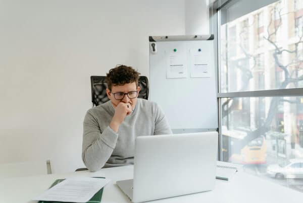 Een onderen die aan het ondernemen is in zijn kantoorruimte
