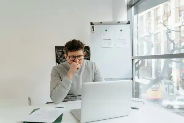Een onderen die aan het ondernemen is in zijn kantoorruimte