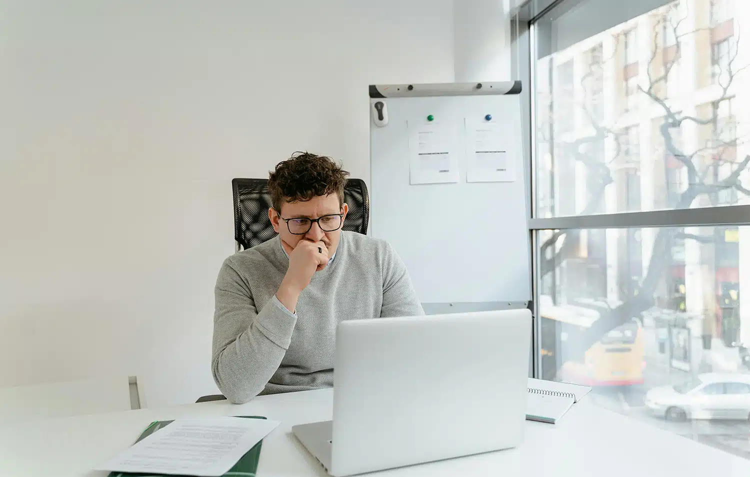 Een onderen die aan het ondernemen is in zijn kantoorruimte